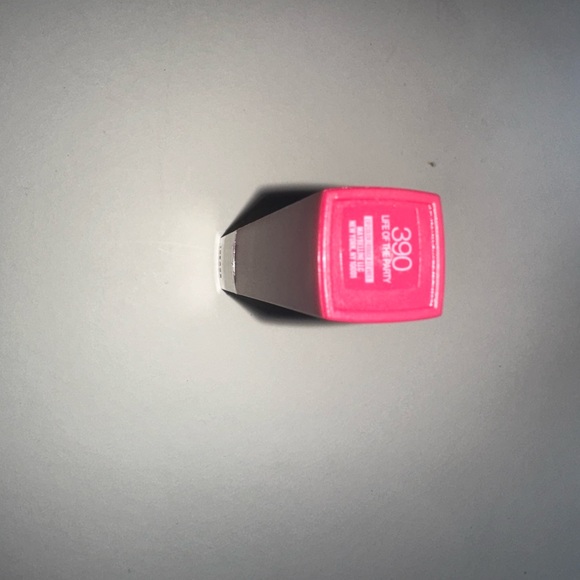 SuperStay Matte Ink Liquid Lipstick gives you a flawless matte finish… shade 390 - Picture 6 of 7